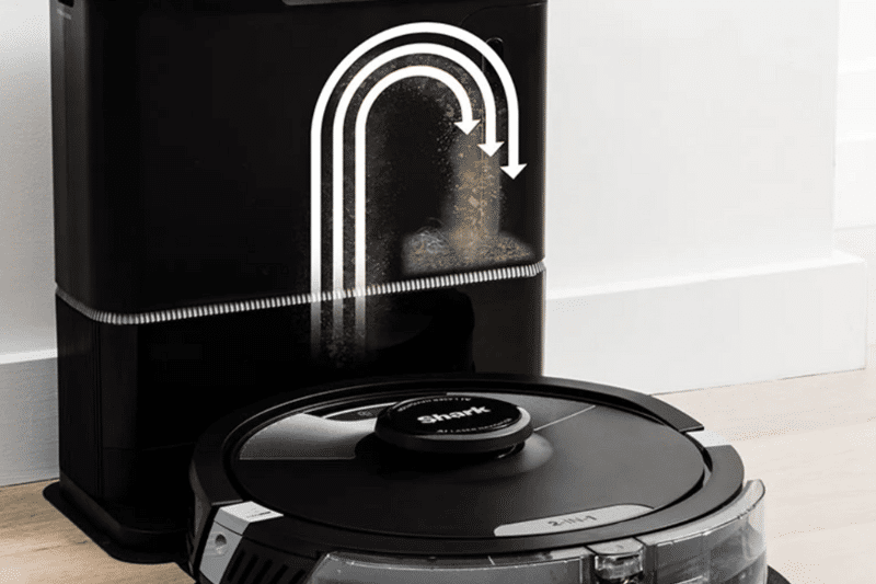 Die Funktionsweise eines Shark Saugroboters mit einer automatischen Absaugstation wird dargestellt.